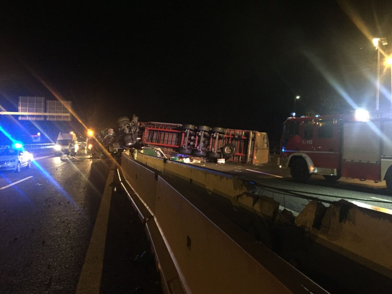 Camion si ribalta all’innesto della A4
