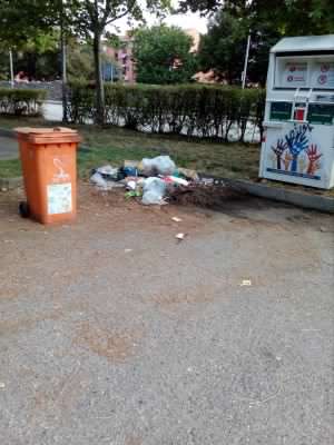 Ancora rifiuti sparsi in tutto il parcheggio a San Mauro