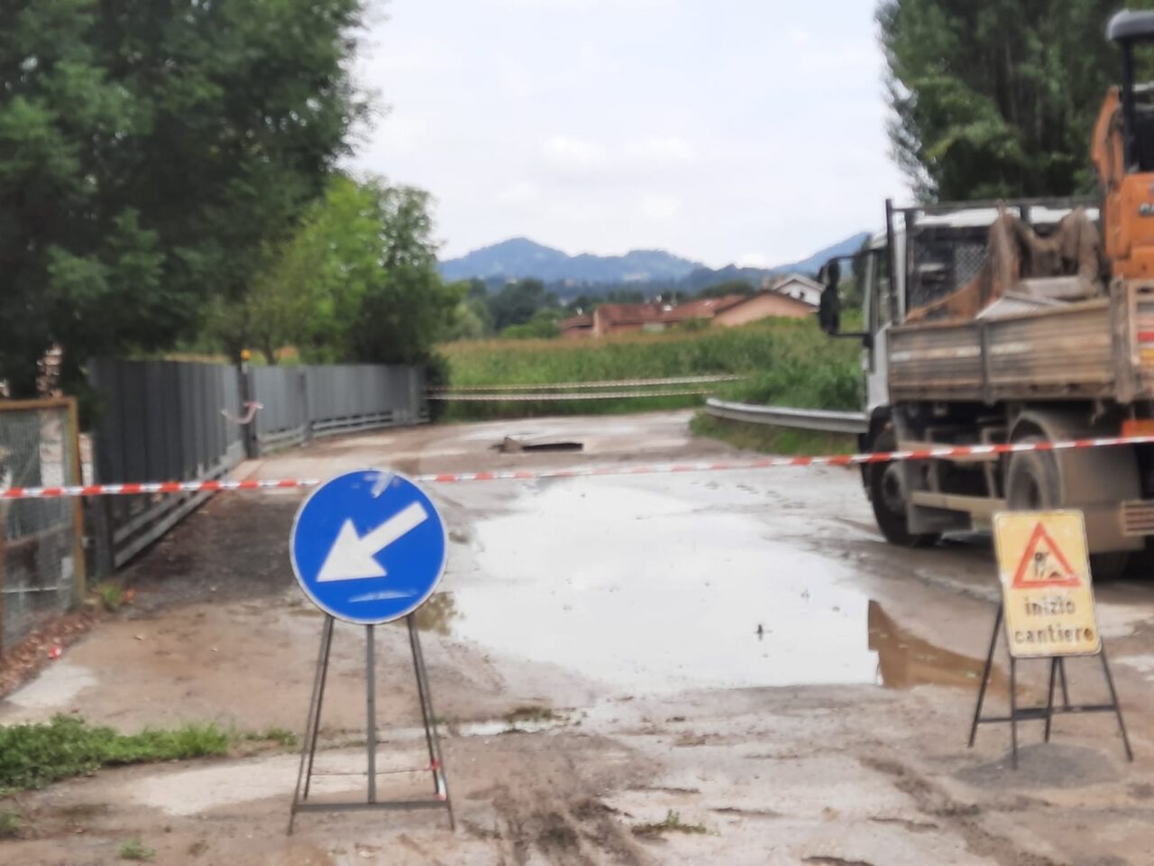 Si rompe un tubo dell’acqua e in via Colombo si forma una voragine in strada