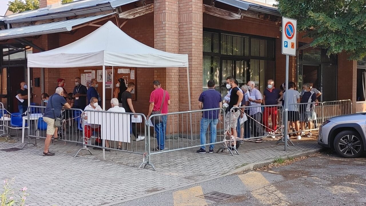 Caos vaccini, a Settimo parte in salita la campagna per i ragazzi tra 12 e 19 anni