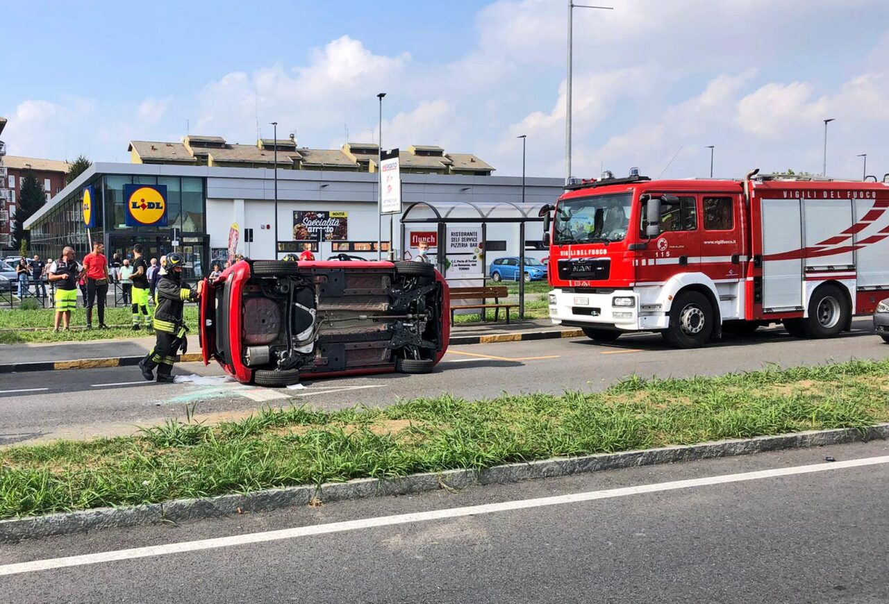 Si ribalta con l’auto in corso Piemonte, anziano trasferito in ospedale