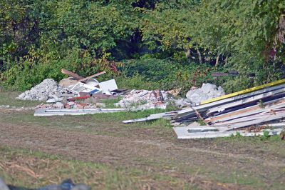 Rifiuti a cielo aperto abbandonati in periferia