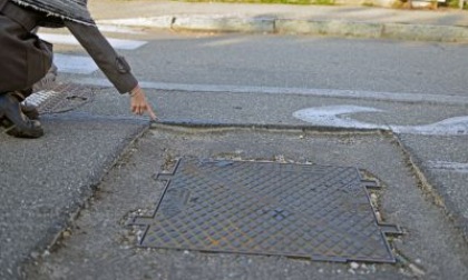 Tra asfalto ormai a pezzi, «buche» su strada e marciapiedi spesso muoversi in città diventa una vera e propria impresa