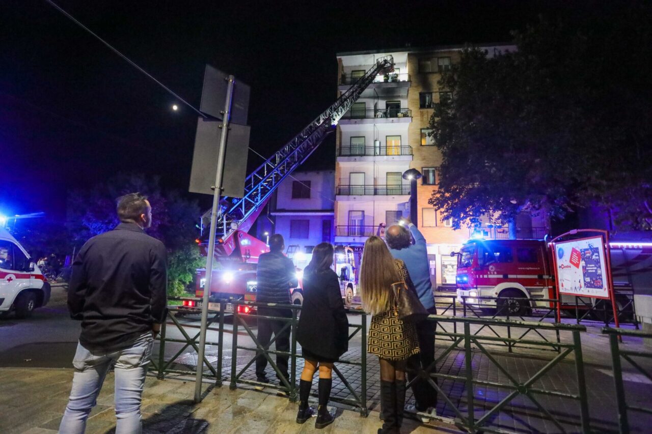 Incendio in un alloggio, paura in centro