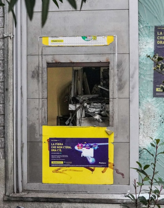 Fanno esplodere nella notte il bancoposta di via Damiano Chiesa