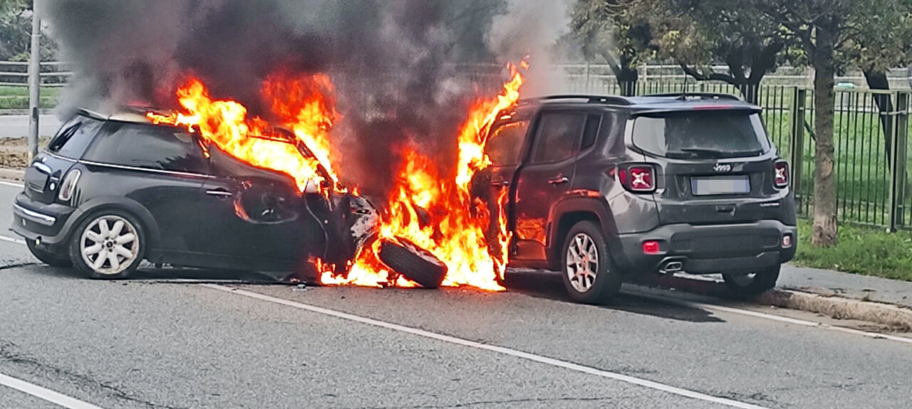 Incidente frontale, due auto travolte dalle fiamme
