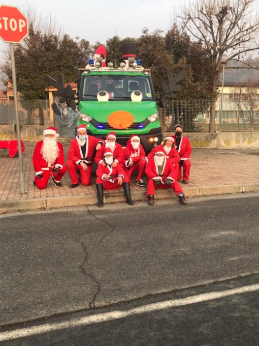 Gli auguri dei Babbi Natale Aib davanti alle scuole