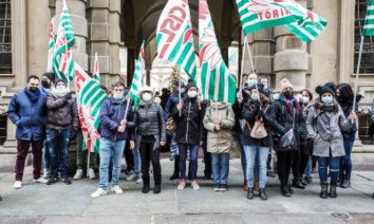 Presidio dei lavoratori ex Olisistem sotto la sede del Consiglio regionale