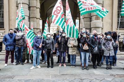 Presidio dei lavoratori ex Olisistem sotto la sede del Consiglio regionale