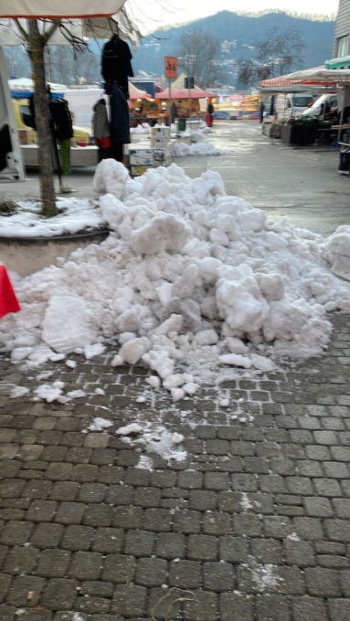 Una brutta sorpresa per i mercatali: in piazza Gramsci cumuli di neve e tratti ghiacciati