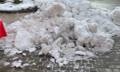 Una brutta sorpresa per i mercatali: in piazza Gramsci cumuli di neve e tratti ghiacciati