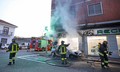 Auto prende fuoco e si schianta contro la vetrina della farmacia