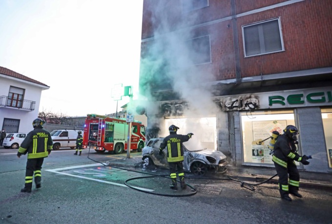 Auto prende fuoco e si schianta contro la vetrina della farmacia