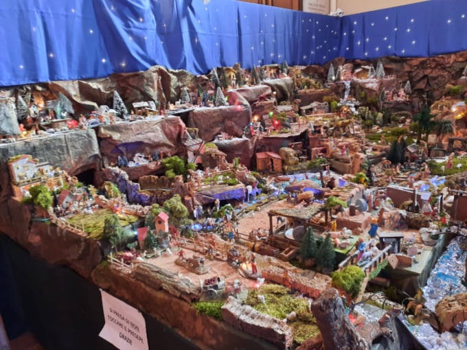 San Raffaele, il grande presepe allestito nella parrocchia della Piana