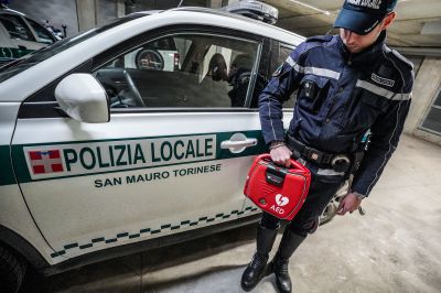 Arrivano i defibrillatori sulle volanti della Polizia municipale