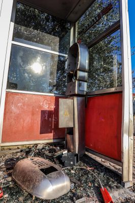 Distrutta una cabina telefonica in via Milano: “Che assurdità!”