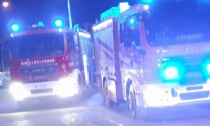 Incidente in via Colombo: auto in fiamme, intervengono i Vigili del fuoco