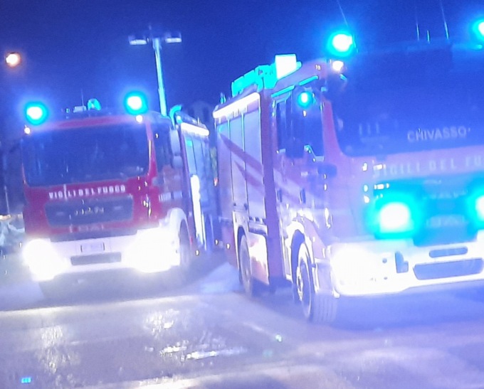 Incidente in via Colombo: auto in fiamme, intervengono i Vigili del fuoco