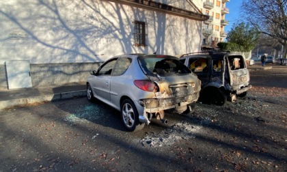Sette auto bruciate la notte di Capodanno, indagini in corso per risalire all'autore dei roghi