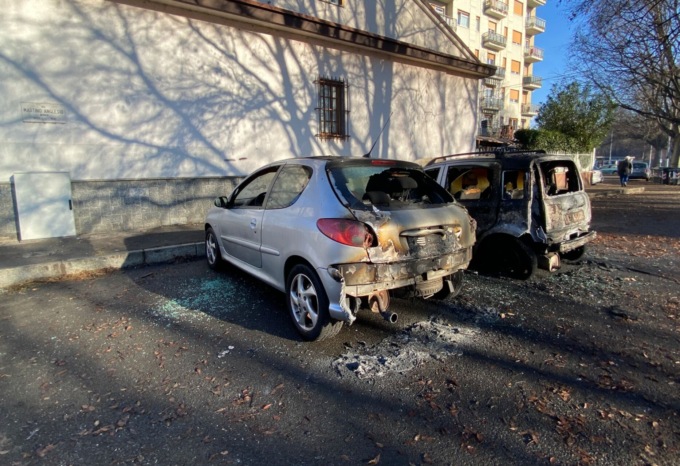 Sette auto bruciate la notte di Capodanno, indagini in corso per risalire all’autore dei roghi