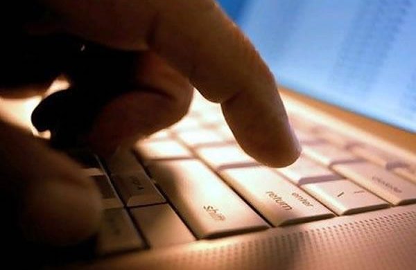 Sequestrati i profili social che incitavano alle ronde contro gli stranieri