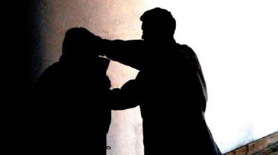 Fa una passeggiata con un amico che gli tende un’imboscata e lo fa derubare