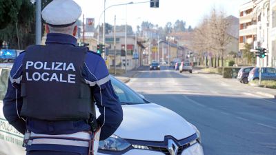 Guidava da oltre 10 anni senza  avere mai conseguito la patente: fermata