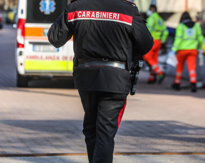 Uomo precipita dalla finestra del quinto piano e muore