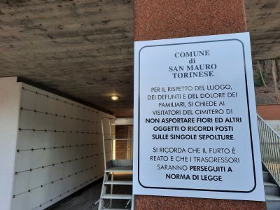 Furti di fiori e doni dalle lapidi nei cimiteri: «Neanche il rispetto per i morti»