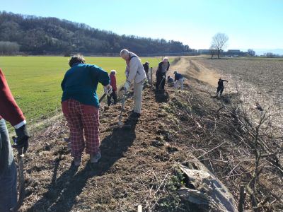 I volontari di «Ognuno prenda  un rifiuto» ancora in azione:  ripulito  anche un tratto della via Francigena
