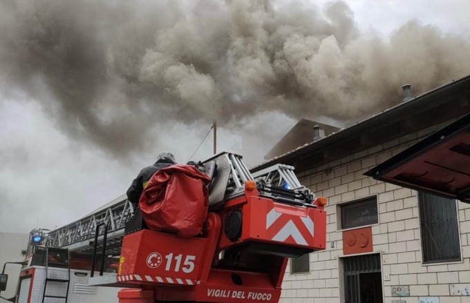 In fiamme il tetto di una casa: paura al Borgo Provinciale