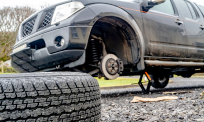 Con la truffa della ruota, prima gli buca la gomma e poi lo deruba