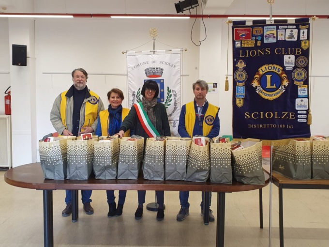 Il Lions di Sciolze dona borse spesa con generi di prima necessità per le famiglie bisognose