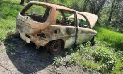 Auto bruciata dalle fiamme ritrovata  in un sentiero a pochi passi dal fiume Po