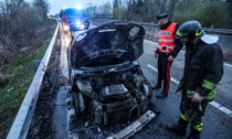 Auto prende fuoco, momenti di paura sulla strada regionale 11