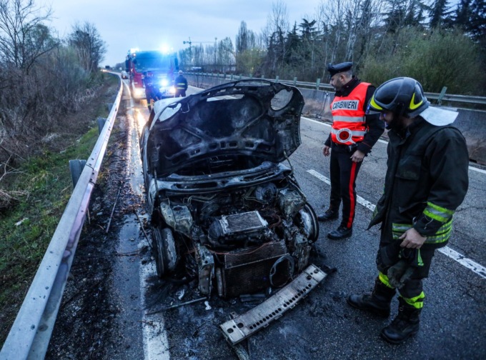 Auto prende fuoco, momenti di paura sulla strada regionale 11