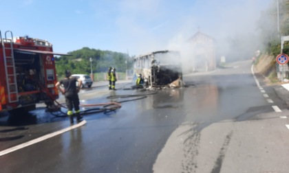 Paura in collina, in fiamme un autobus e una macchina