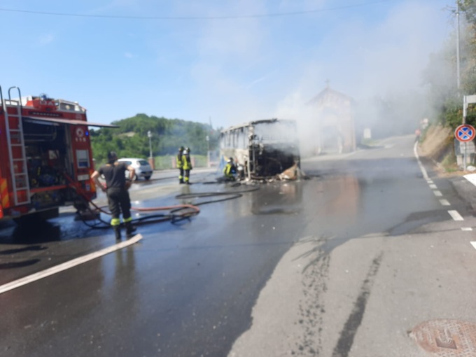 Paura in collina, in fiamme un autobus e una macchina
