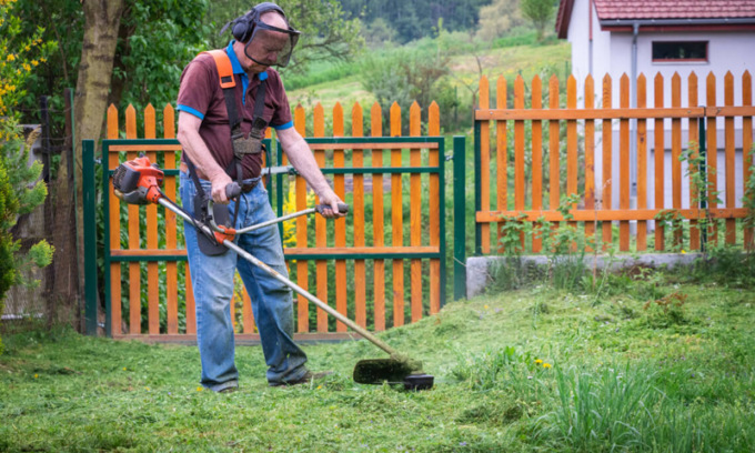 A Gassino è polemica: “Assurdo che siano i consiglieri a tagliare l’erba in paese”