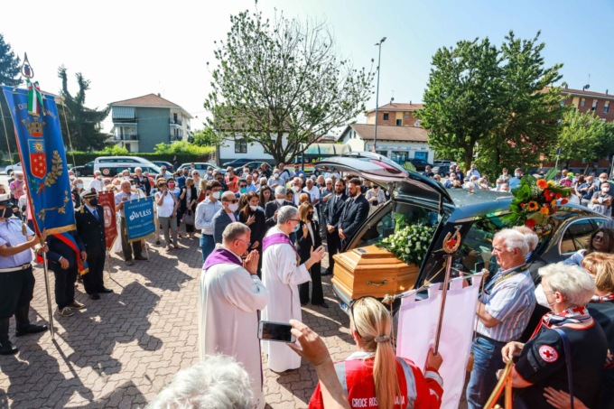 Il commosso addio di Settimo a Francesco Cena