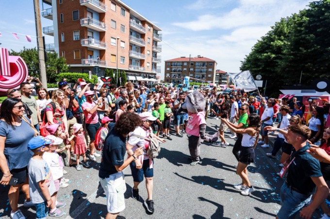 Giro d’Italia, lo spettacolo della Carovana che si è fermata a Gassino