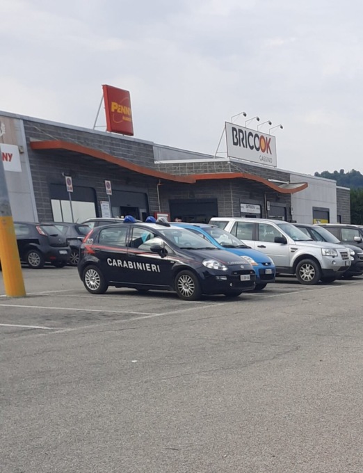 Fanno saltare la cassaforte del Penny, caccia ai banditi