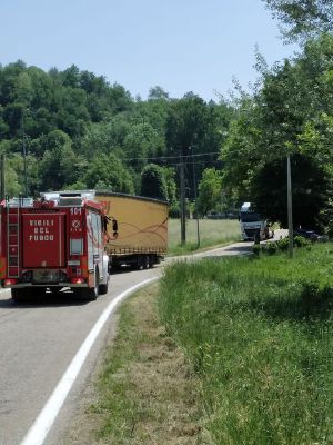 Troppi mezzi pesanti sulle strade collinari: bisogna incrementare la segnaletica con i divieti