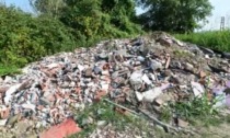 Ennesima montagna di rifiuti lasciati a cielo aperto in periferia