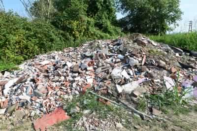 Ennesima montagna di rifiuti lasciati a cielo aperto in periferia
