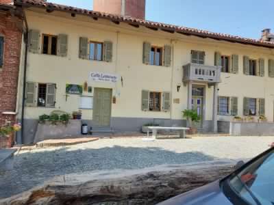 Rampe di accesso e un bagno per disabili per abbattere le barriere architettoniche dal «Caffé Letterario – Biblioteca Aprà»