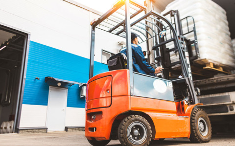 Muletti elettrici connessi: integrare telemetria e manutenzione predittiva nel magazzino smart