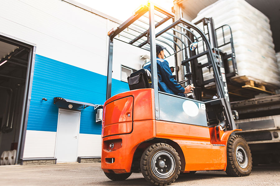 Muletti elettrici connessi: integrare telemetria e manutenzione predittiva nel magazzino smart