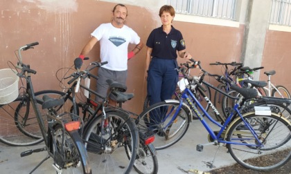 La Polizia recupera 17 biciclette abbandonate e le dona ad un'associazione del territorio
