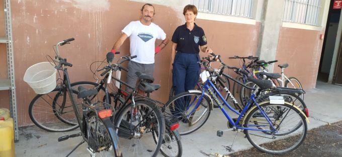 La Polizia recupera 17 biciclette abbandonate e le dona ad un’associazione del territorio